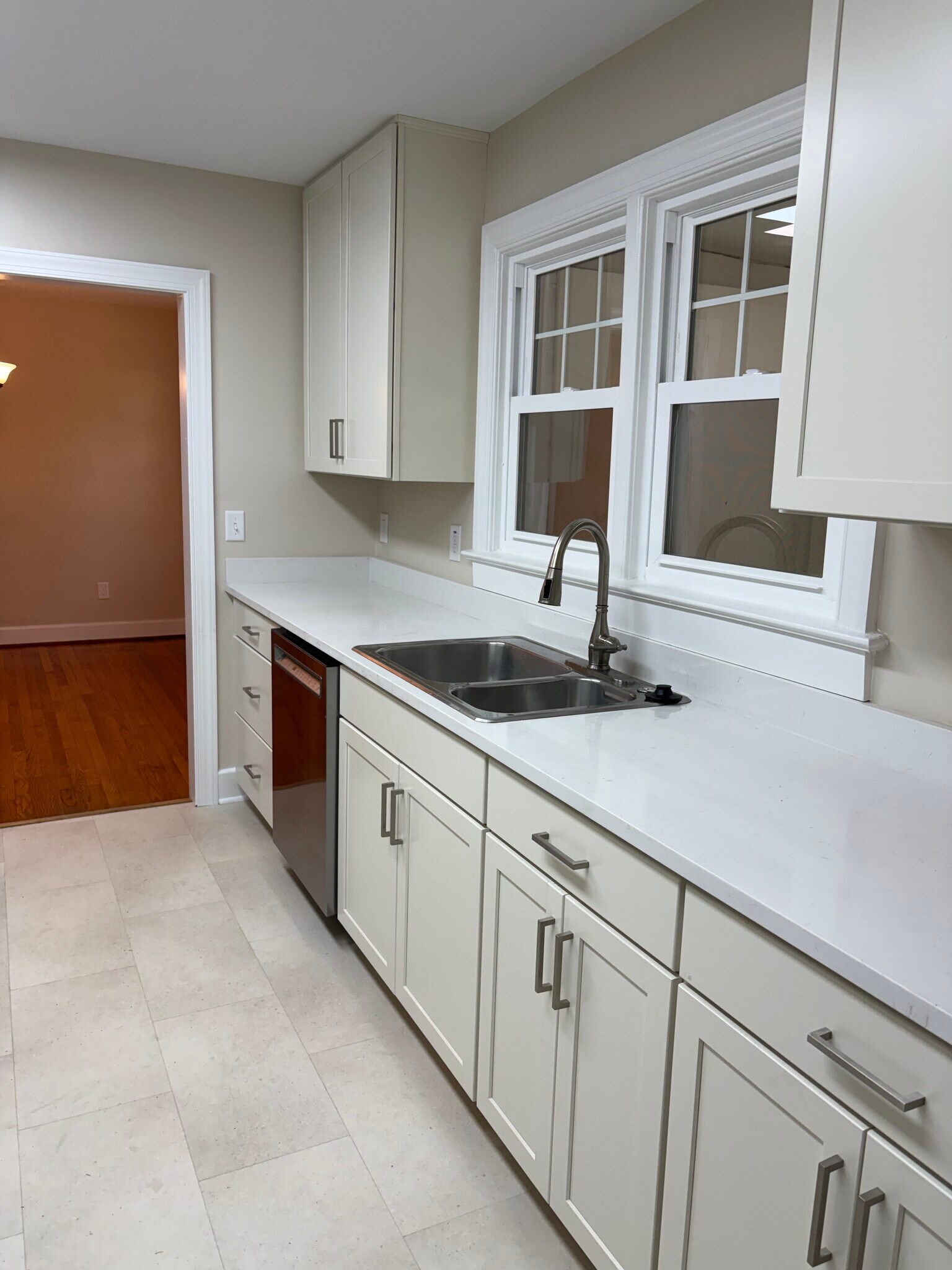 Building Photo - 536 Cavalier Dr