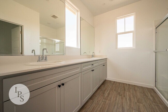 Building Photo - 2808 N Vahe Ave