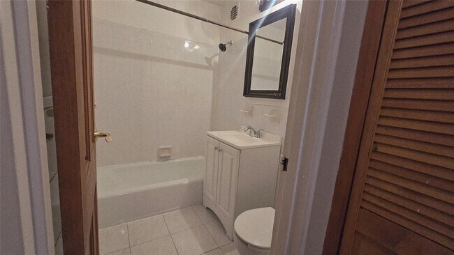 Building Photo - 20 Secor Pl