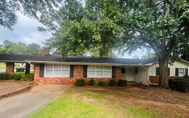 Primary Photo - 905 Eisenhower Dr