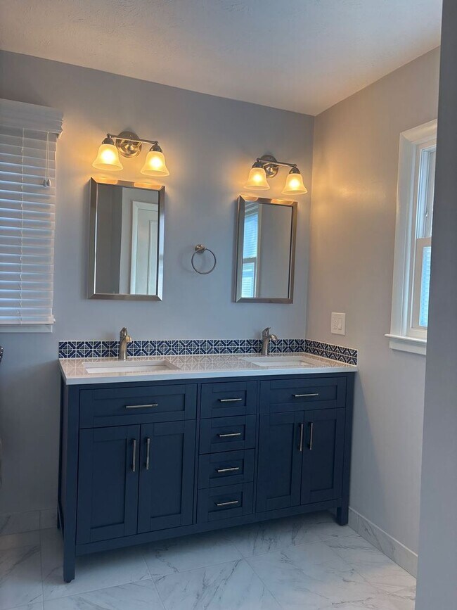 Building Photo - Beautiful 4-Bedroom/2.5 Bath Single-Family Home in Great Neighborhood in Johnson City, TN, with d...