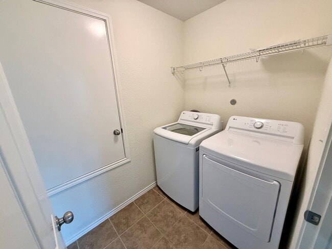 Building Photo - Beautiful 3 bedroom, 2.5 bathroom with an office in a prime New Braunfels location!