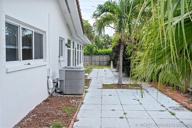 Building Photo - 2910 NE 40th Ct