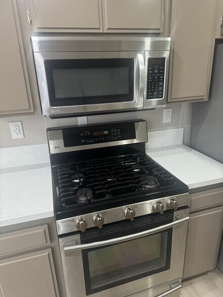 Building Photo - 374 N Ave 57