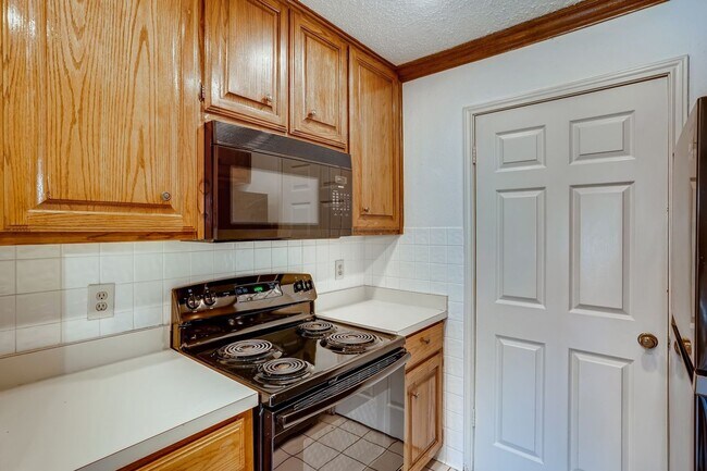 Building Photo - Rare 2 BR/ 2 BA Townhouse in Northwest Hil...