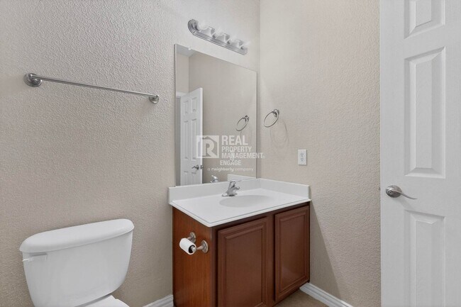 Building Photo - Modern Plano Townhome in Frisco ISD Available for Rent