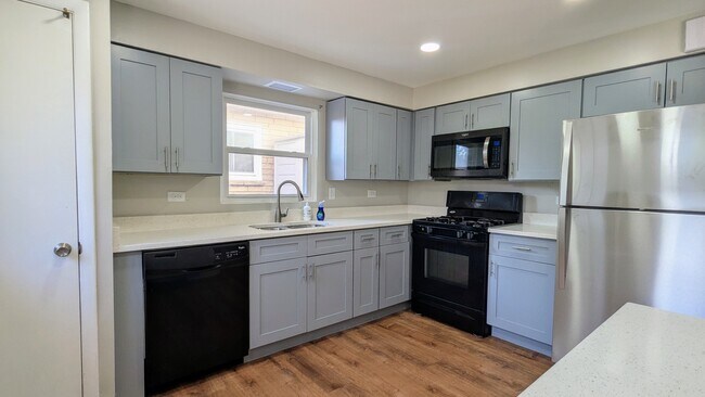 Building Photo - 382 Dover Dr