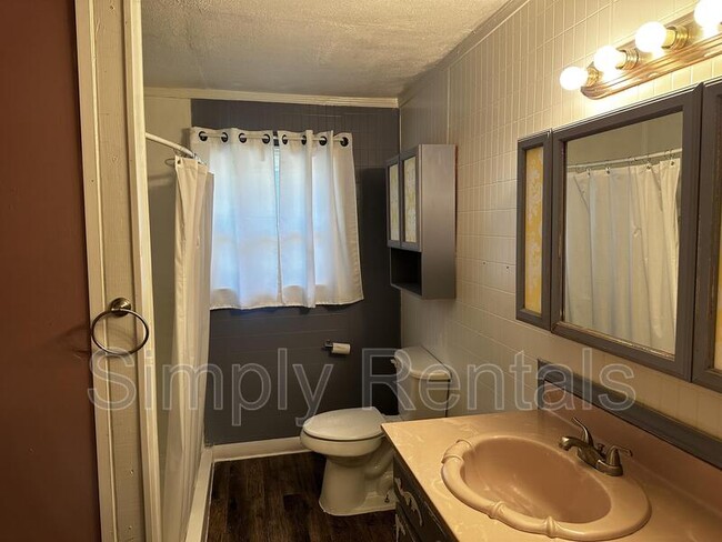 Building Photo - Kingston Rd 906