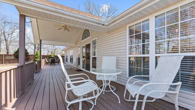 Building Photo - "Lovely 3-Bed Home with Granite Kitchen & ...