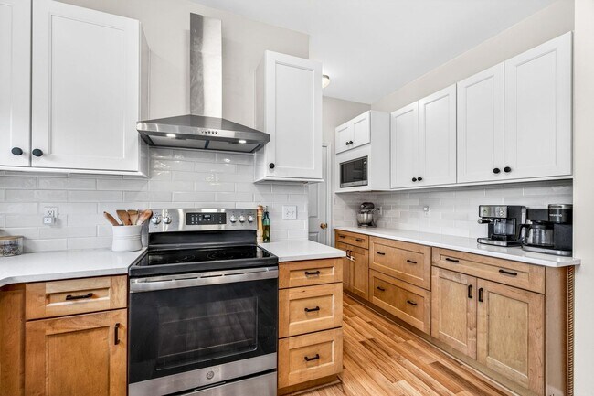 Building Photo - Spacious Living in the Heart of Whitehall