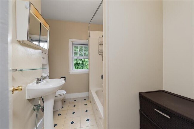 Building Photo - 318 Sprott Way