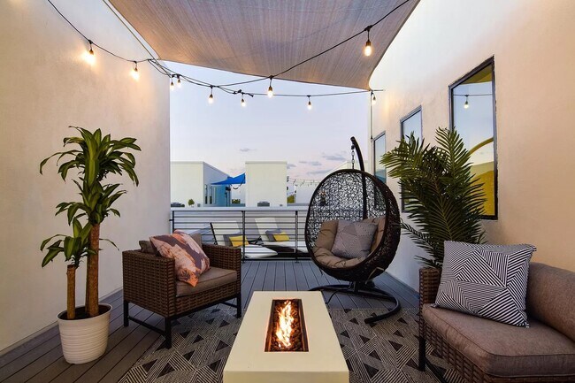 Building Photo - 1332 W Gray St