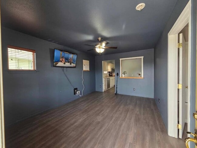 Building Photo - Charming 2 Bedroom With Valley View!