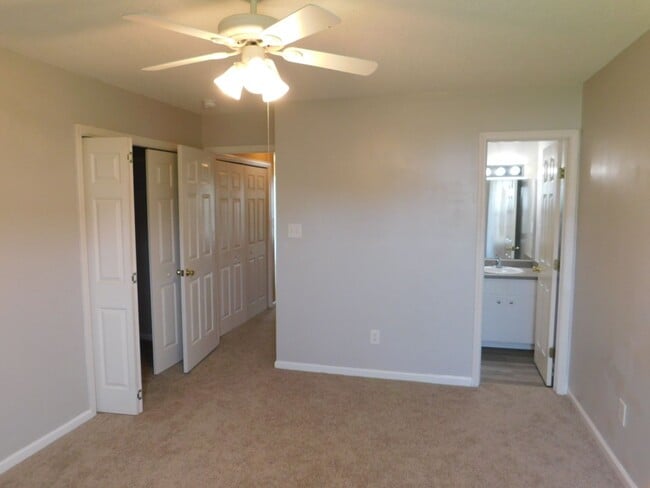 Building Photo - Charming Duplex in Havelock