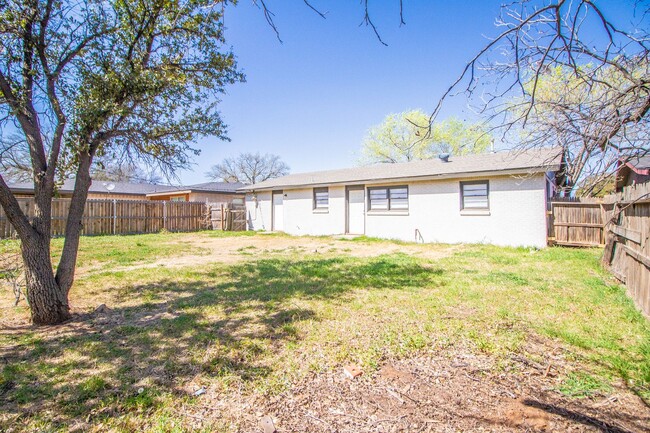 Building Photo - Central Lubbock  2 Bed 2 Bath Home