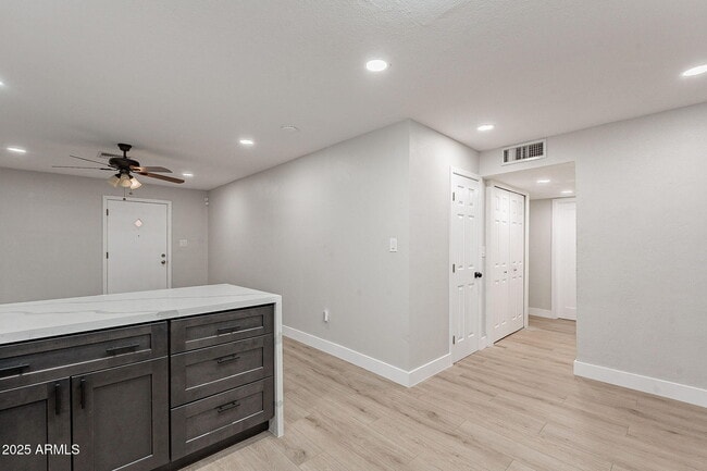 Building Photo - 745 E Pierce St