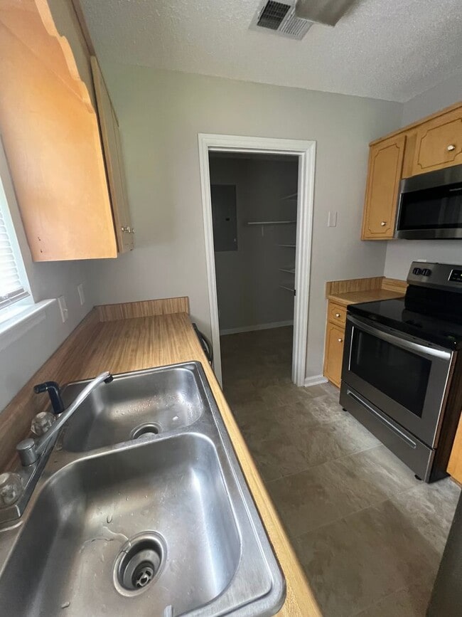 Building Photo - SUMMER MOVE-IN SPECIAL AND RATE DROP ALERT!**