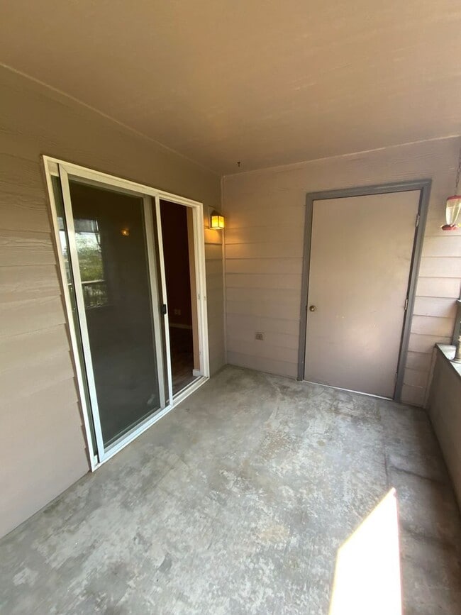 Building Photo - New Year Move-in Special! Modern 2B, 2Ba Condo in Exclusive Gated Community!