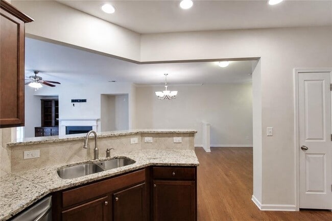 Building Photo - 2132 Greencrest Cir