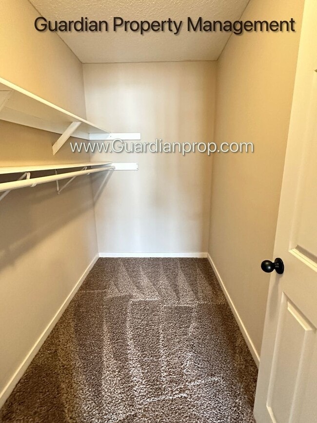 Building Photo - Champlin Town Home, 2 Car Garage, Balcony,...