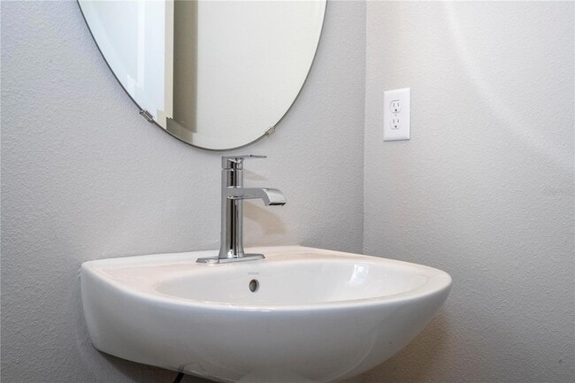 Building Photo - 16350 Hamlin Vw St