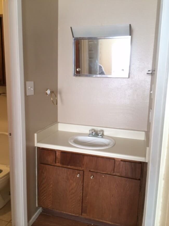 Building Photo - 1/1 condo available for Immediate move-in!