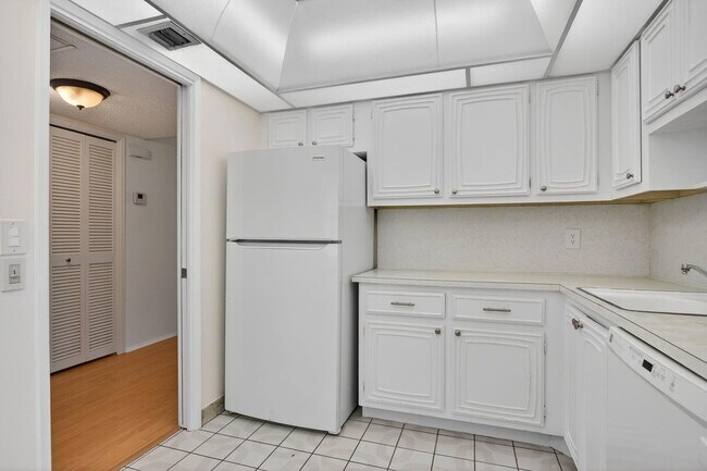 Building Photo - 2651 S Palm Aire Dr