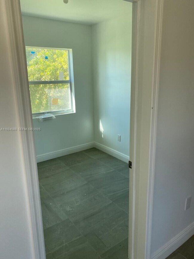 Building Photo - 4023 SW 19th St