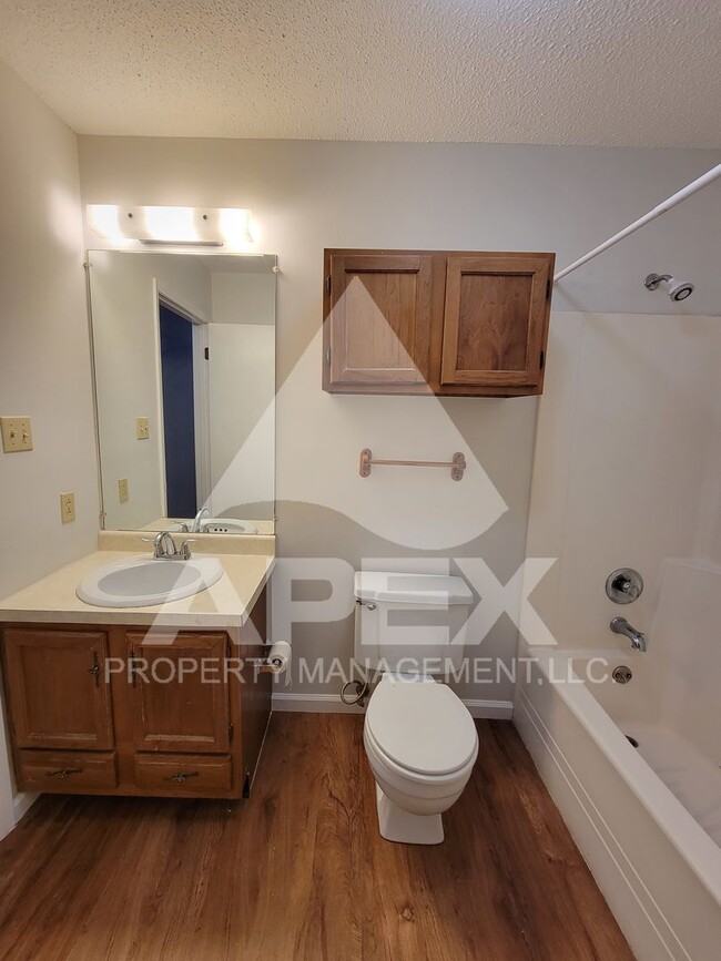 Building Photo - Beautiful 2Bd - 1.5 Bath Condo in West Kno...