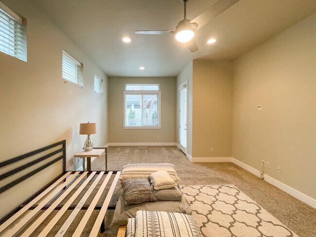 Building Photo - 307 E Grove Creek Ln