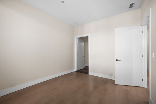 Building Photo - 3924 N Lincoln Ave