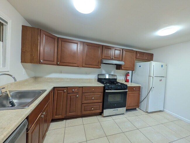 Building Photo - Stunning 3 bedroom 2 bathroom single famil...