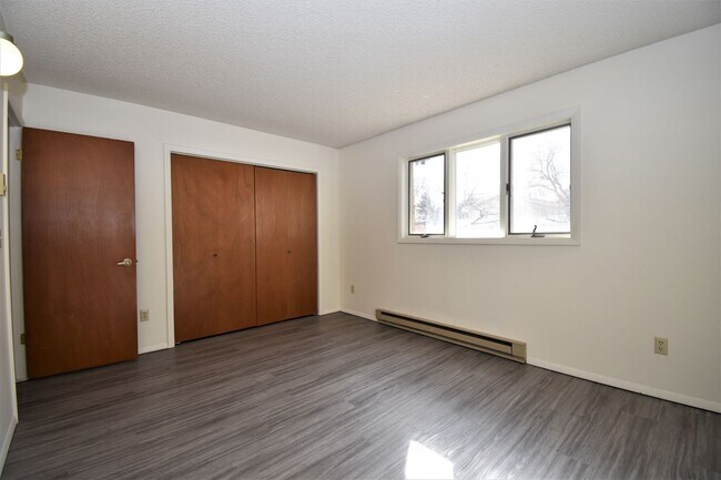 Building Photo - 2BR/1Ba, close to 7th Street, food truck c...