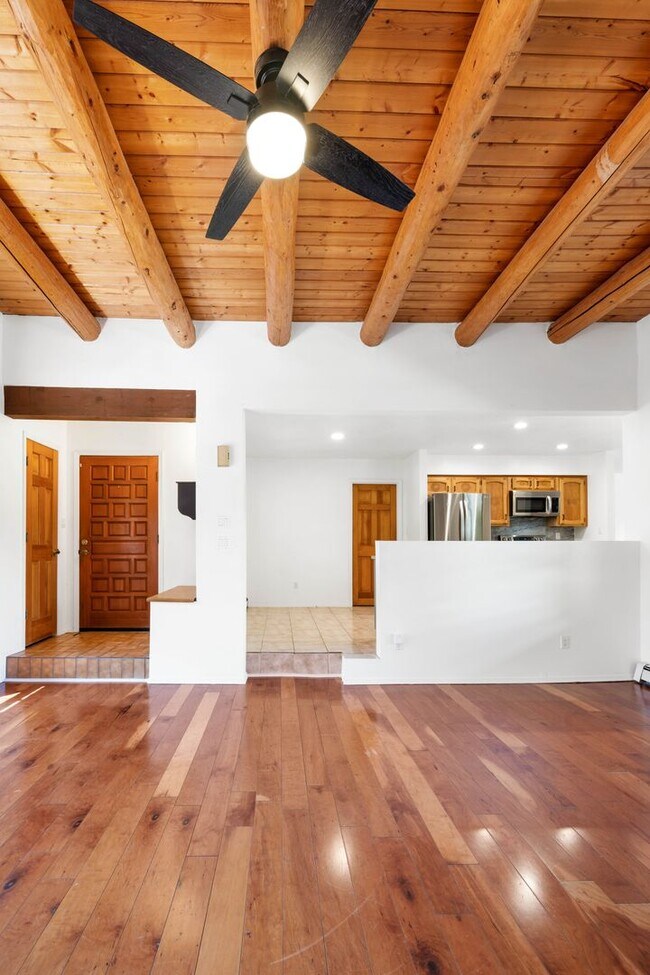 Building Photo - Vibrant Home Off Rodeo Rd.