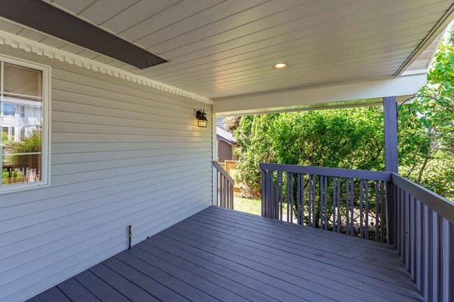 Building Photo - Recently Updated and Move In Ready 3 Bedro...