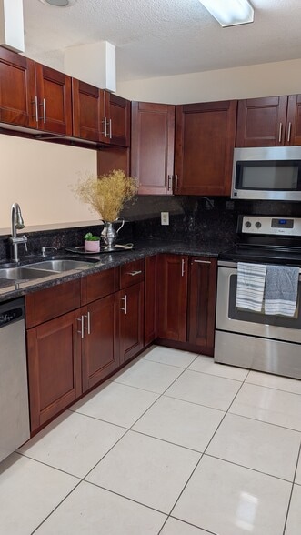 Building Photo - 6909 Lake Place Ct