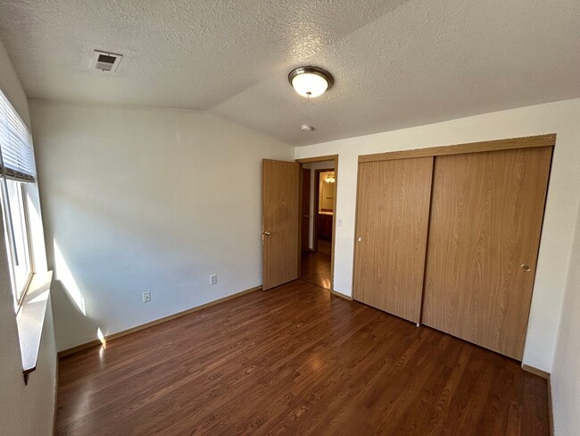 Building Photo - "Move-In Special: December Rent Discount !...