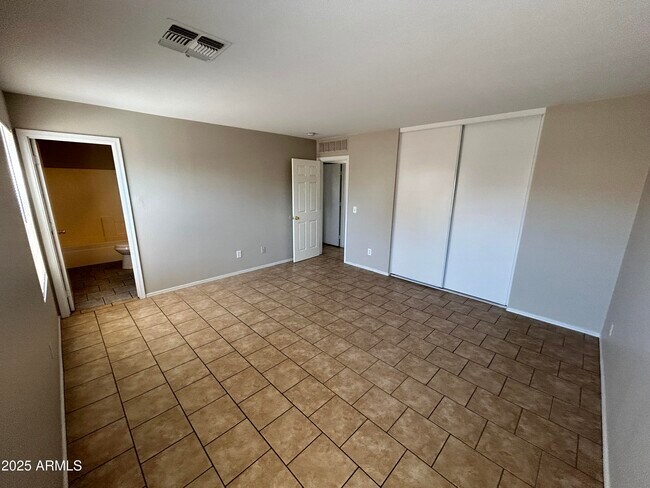 Building Photo - 11613 W Bloomfield Rd