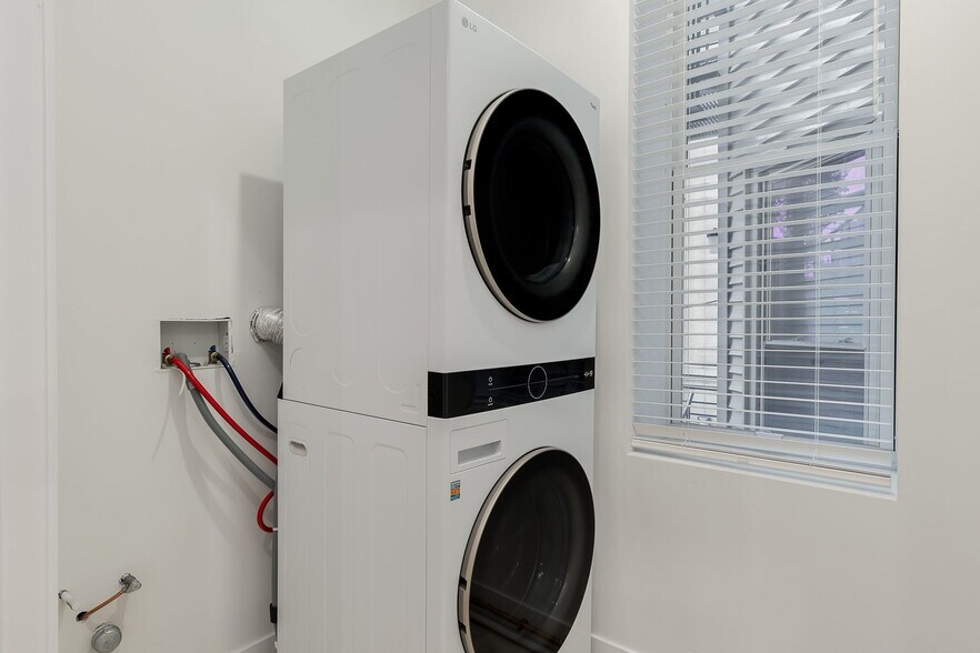 washer dryer - 864 N State St