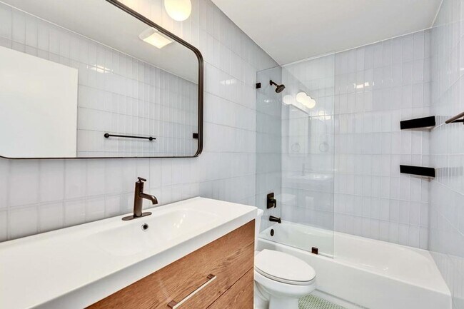 Building Photo - Beautiful 3/2 near Domain