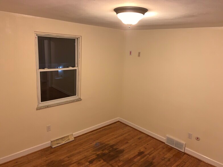 Building Photo - 4268 Sample Ct