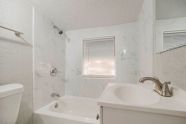 Building Photo - Spacious 5-Bedroom Home with 2 Full Bathro...