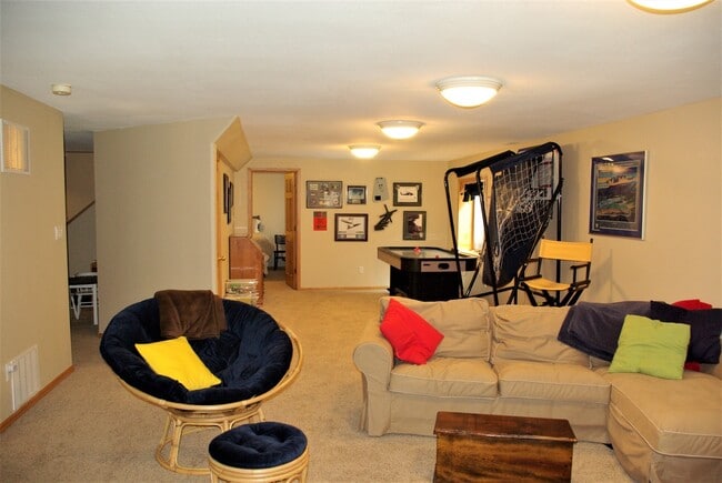 Building Photo - 6bed/4bath oversized 2 car garage fenced in back yard Cheyenne Mountain School District