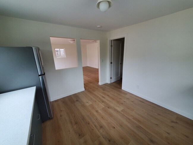 Building Photo - Newly Remodeled 2 Bedroom 1 Bath Back House