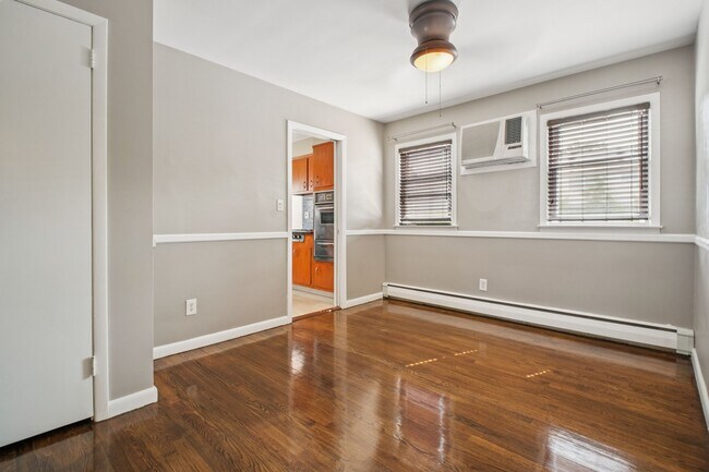 Building Photo - 862 Dewey St