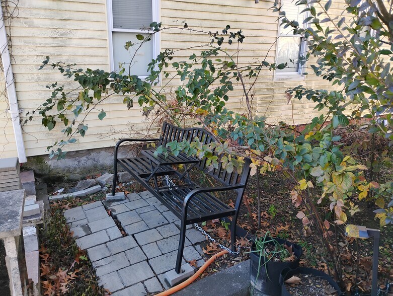 Building Photo - 213 Pleasant St