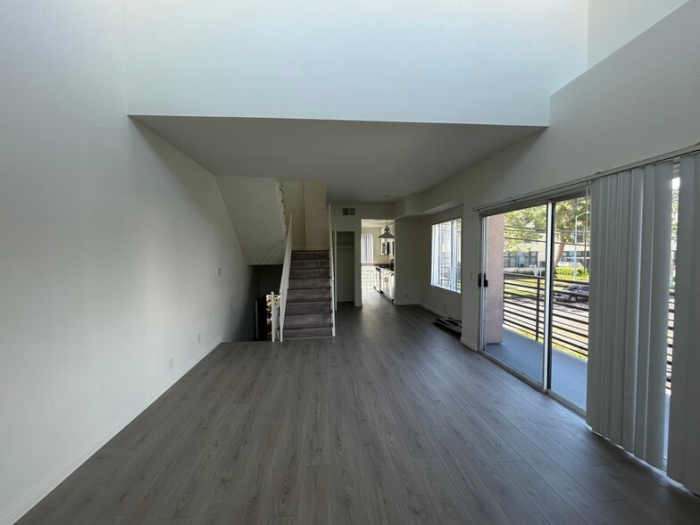 Building Photo - 450 N Van Ness Ave