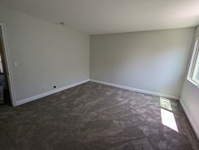Building Photo - 2 bedroom, 1.5 bathroom Townhome in El Cajon