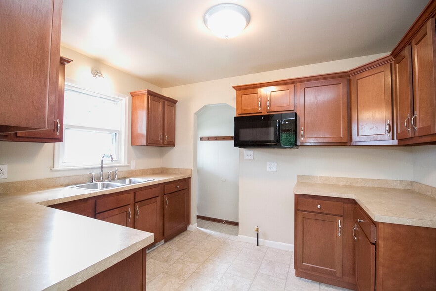 Building Photo - 320 Somerset St