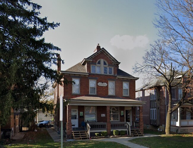 Building Photo - 1633-1635-1635 Summit St
